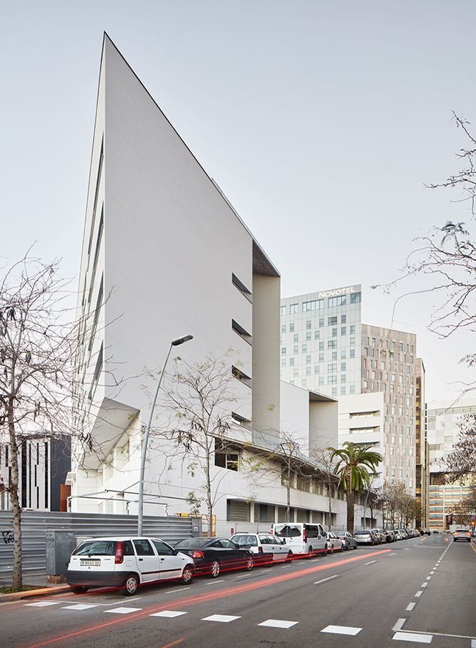 Esteve Bonell, Josep Maria Gil, peris+toral.arquitectes, kolektivní bydlení pro seniory a zdravotní středisko v Barceloně, foto