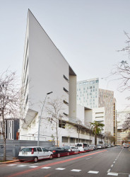 Esteve Bonell, Josep Maria Gil, peris+toral.arquitectes, kolektivní bydlení pro seniory a zdravotní středisko v Barceloně, foto