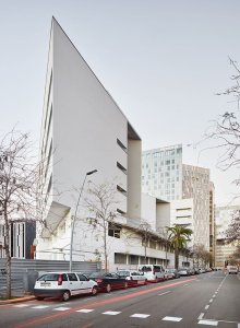 Esteve Bonell, Josep Maria Gil, peris+toral.arquitectes, kolektivní bydlení pro seniory a zdravotní středisko v Barceloně, foto
