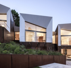 Ateliér Aranguren & Gallegos navrhl dům složený z "boxů". Nachází se nedaleko španělského Madridu a nabízí cenné výhledy na tamější baziliku.