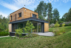 Té se ujali architekti ze studia Sporadical, kteří zde navrhli moderní zázemí pro víkendové chataření. (Chata v Posázaví, Studio Sporadical)