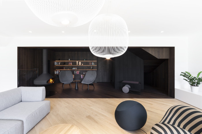 Ateliér Vrtiška & Žák navrhli interiér vily v pražské Troji v kombinaci světlých a tmavých odstínů