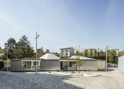 Nepravoúhlá budova v areálu firmy KOMA boří zažité stereotypy o modulární výstavbě. Vznikla ve spolupráci s architekty Chybík+Krištof.