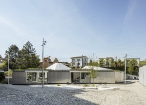 Nepravoúhlá budova v areálu firmy KOMA boří zažité stereotypy o modulární výstavbě. Vznikla ve spolupráci s architekty Chybík+Krištof.