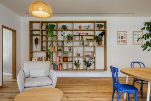 Byt v Praze-Vinohradech, Archistroj a Atelier HORIZONT: Hlavním materiálem se v interiéru bytu stalo dřevo