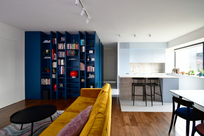 Původní dřevěná podlaha kontrastuje s novými odstíny modré a žluté. (Markéta Janderová, rekonstrukce bytu v Praze - Vokovicích)