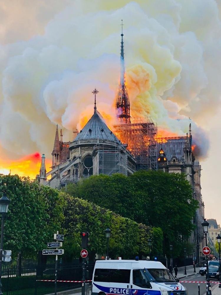 Gotická katedrála Notre-Dame v Paříži při požáru 15. dubna