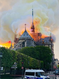 Gotická katedrála Notre-Dame v Paříži při požáru 15. dubna