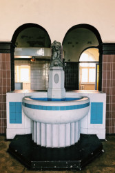 Na různých místech najdete v budově sošky, některé bohužel také zmizely