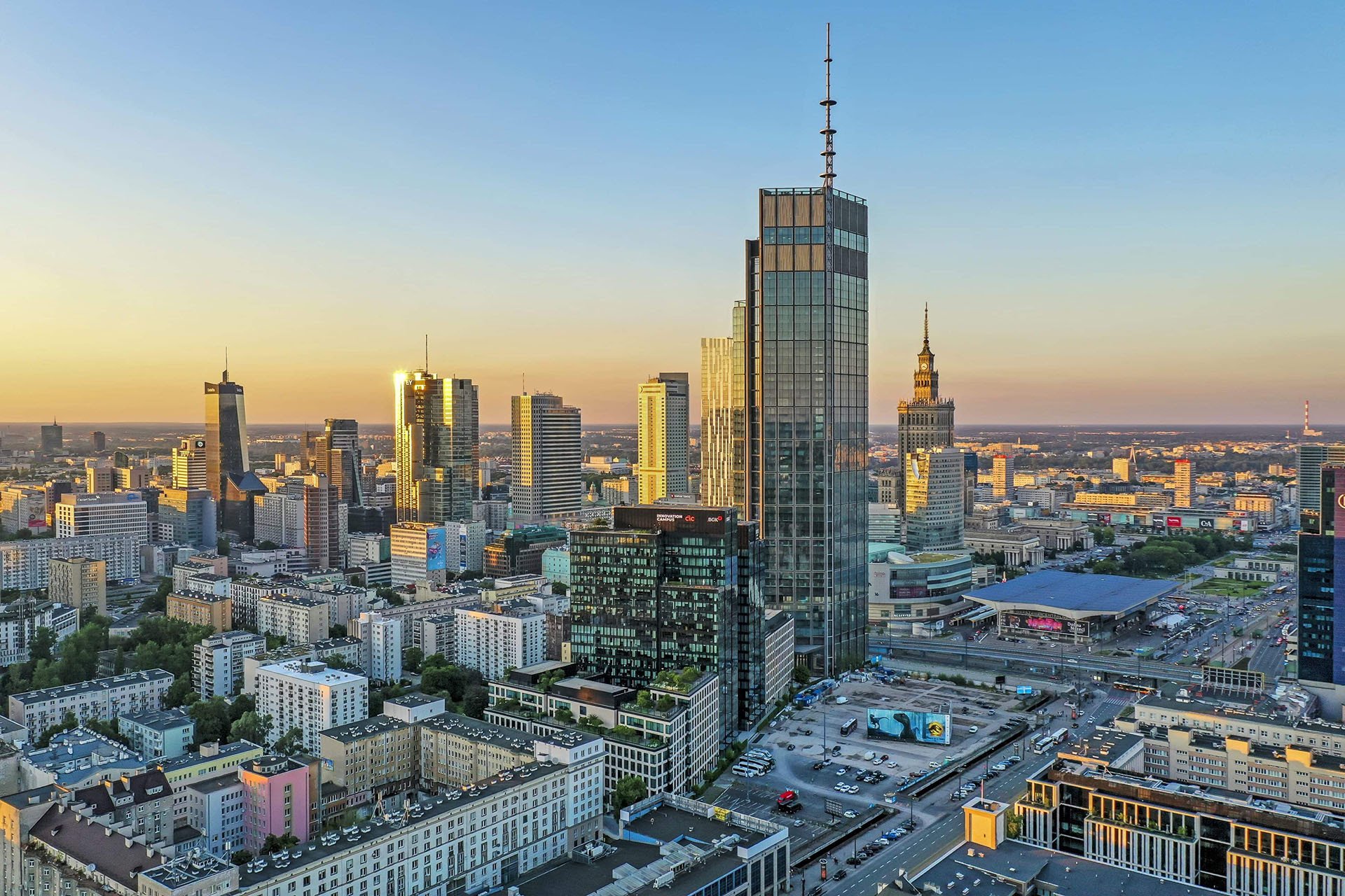 Věž Varso Tower v polské Varšavě navrhli architekti z uznávaného studia Foster + Partners. Je nejvyšší budovou v Evropské unii.