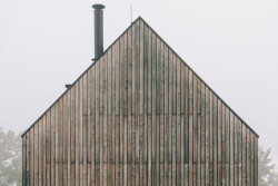 Šikmá střecha bez přesahů, nevtíravý tvar. (Dům u České Lípy, XYLO Atelier)