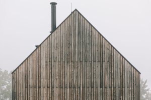 Šikmá střecha bez přesahů, nevtíravý tvar. (Dům u České Lípy, XYLO Atelier)