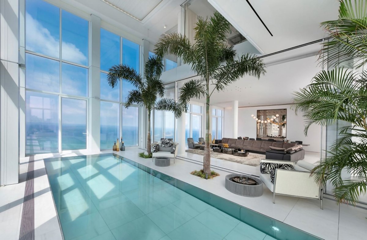 Nerezový bazén se zvedacím dnem v penthousu luxusního mrakodrapu