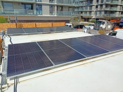 Stavební firma HINTON testuje projekt fotovoltaických panelů na střechách stavebních buněk. Pilotní projekt odstartoval na staveništi na Praze 13