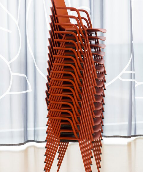 Prostorově úsporná možnost stohování dělají ze židle puc ideální volbu.