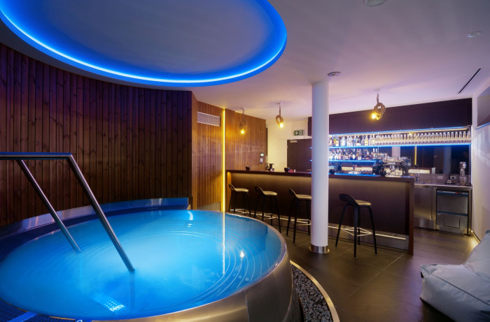 Nerezová přelivná vířivka IMAGINOX pro hotel Bedřiška ve Špindlerově Mlýně