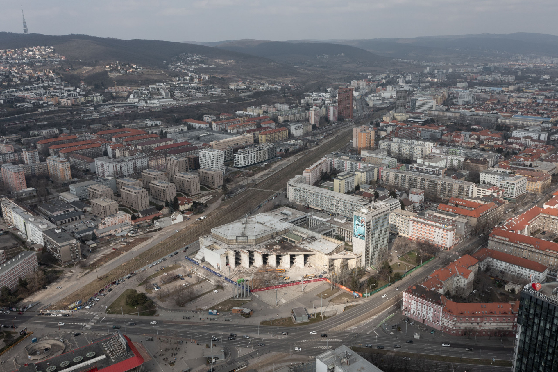 Demolice celého souboru budov na Trnavském Mýtě naproti Nové Tržnici začala koncem ledna. Developer Immocap na jeho místě plánuje postavit víceúčelový komplex pod názvem Nový Istropolis podle návrhu studií KCAP a CITYFÖRSTER, které zvítězily v mezinárodní architektonické soutěži.