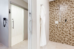 Celoskleněné posuvné dveře po stěně, systém TRIX ZERO, materiál Grafosklo – imitace pískování, velikost standardní - foto