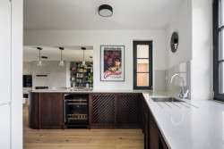 Rekonstrukce řadového domu u letiště, No Architects: Původní starší dům byl sice kvalitní, potřeboval ale radikální proměnu