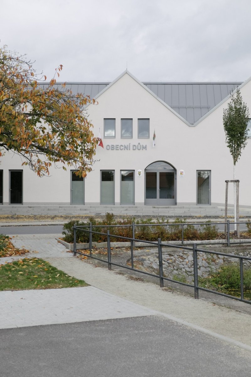 Půdorysně téměř stoprocentně kopíruje stopu domu, který na místě stával předtím. - Obecní dům v Dřísech, BY architects