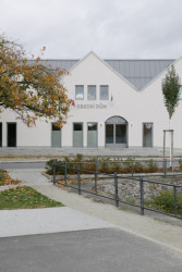 Půdorysně téměř stoprocentně kopíruje stopu domu, který na místě stával předtím. - Obecní dům v Dřísech, BY architects