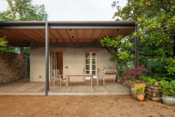 Jedna z přístaveb byla původně garáží. (Rekosntrukce domu v Bretani, MOLO ARCHITEKTI)