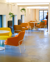 Interiér CØKAFE Textilia (Textilia – zreknstruovaná ikona Ostravy; Master Design)