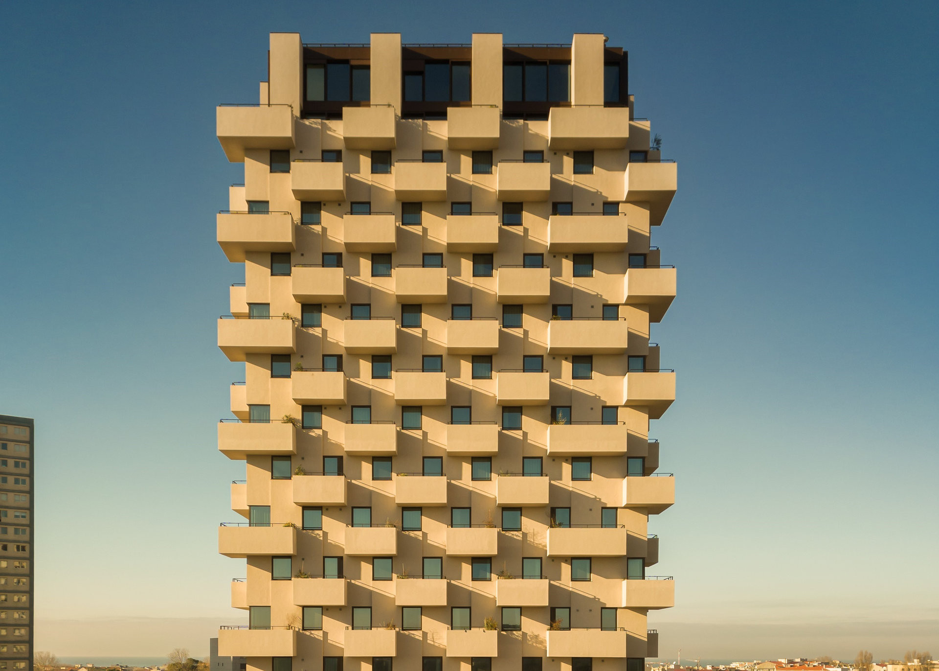 Bytová věž Tower 15 od portugalského ateliéru OODA (Tower 15 v Leça da Palmeira v Portugalsku, OODA)