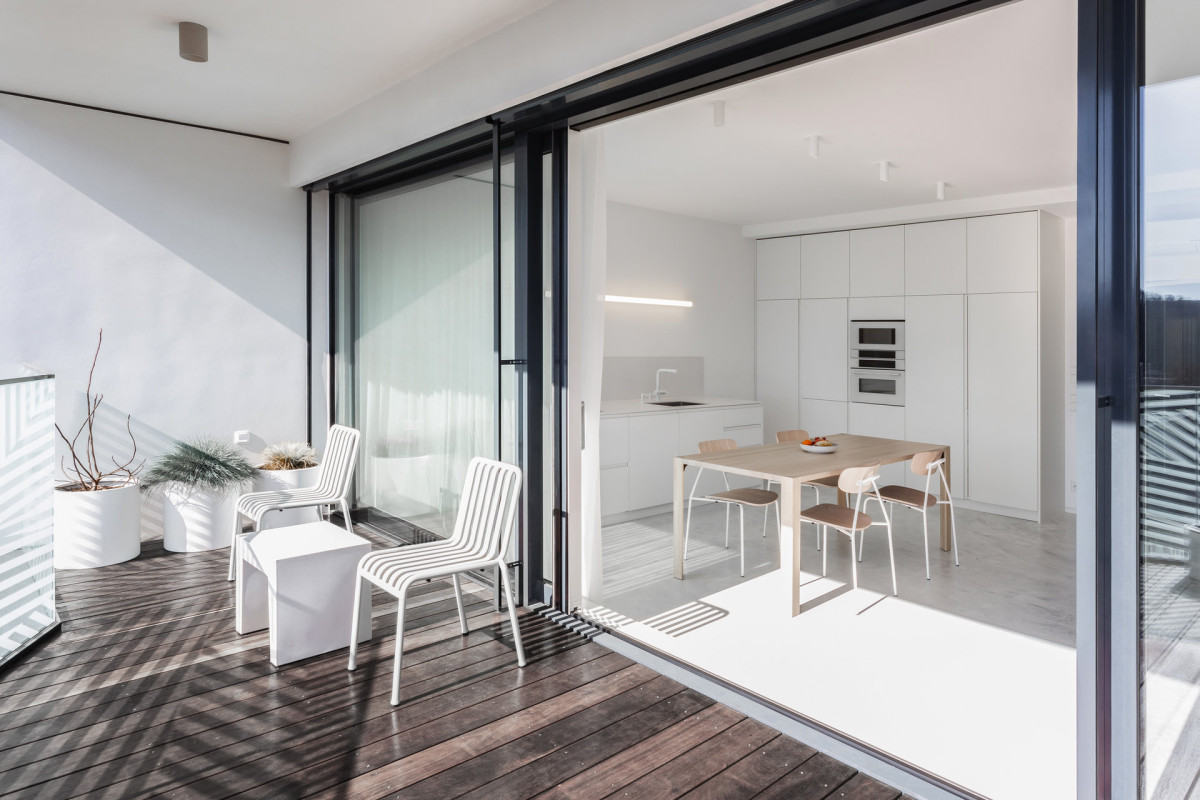 Obývací pokoj se dá propojit s terasou. (Interiér bytu Flat white; edit! architects)