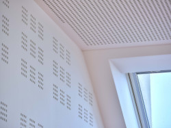 Akustické řešení Rigips v učebnách a školkách (na obrázku ZŠ Komárov)