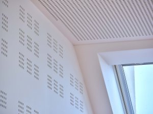 Akustické řešení Rigips v učebnách a školkách (na obrázku ZŠ Komárov)
