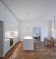 Dveře byly vyrovnávny za sebou a vznikla enfiláda. (Byt na Starém Městě, RDTH architekti) místností.