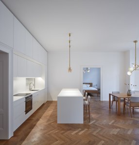 Dveře byly vyrovnávny za sebou a vznikla enfiláda. (Byt na Starém Městě, RDTH architekti) místností.