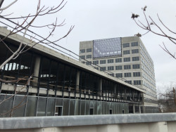 Torzo nedostavěné radnice Prahy 8 se změní v sídlo Agentury Evropské unie pro kosmický program
(EUSPA). Čeká ho dostavba za 2,5 miliard korun. Město vlastní pozemek pod budovou a další pozemky v okolí. Tam mají vzniknout bytové domy. 