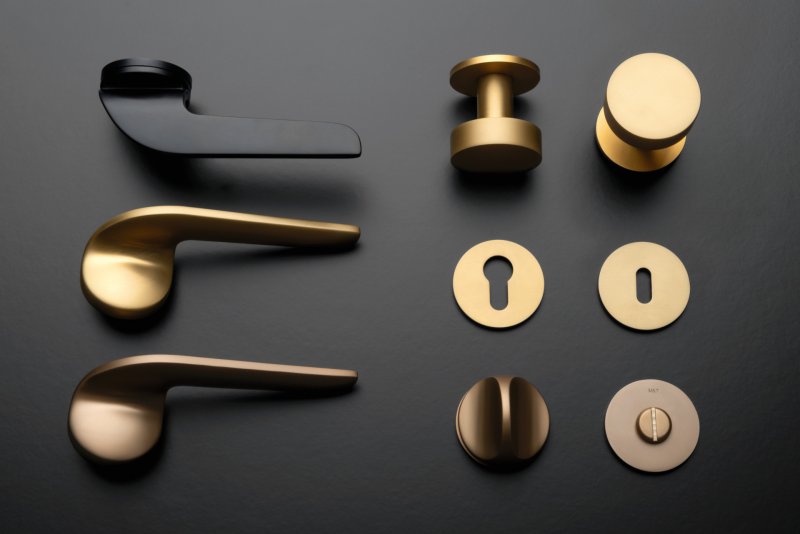 Kování UP&DOWN – povrchová úprava titan černý mat, titan mosaz mat a titan braun mat, design Herrmann&Coufal