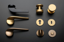 Kování UP&DOWN – povrchová úprava titan černý mat, titan mosaz mat a titan braun mat, design Herrmann&Coufal