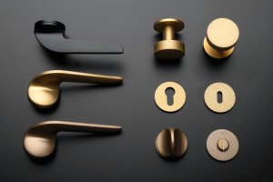 Kování UP&DOWN – povrchová úprava titan černý mat, titan mosaz mat a titan braun mat, design Herrmann&Coufal