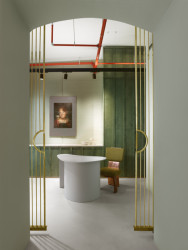 Showroom kosmetiky v Karlíně, P E T R I K + K O T R C & Nora Sopková: Zadní místnost se pyšní obrazem od restaurátora a malíře Václava Hendrycha. Připomíná díla starých mistrů a odkazuje na propojení duševní a fyzické krásy člověka