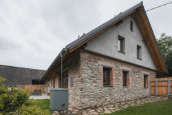 Architekti chtěli nechat jednotlivé stavební etapy vyniknout. (Rekonstrukce rodinného domu na Šumavě, Archport)