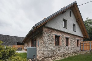 Architekti chtěli nechat jednotlivé stavební etapy vyniknout. (Rekonstrukce rodinného domu na Šumavě, Archport)