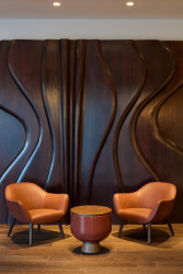 Dřevěná stěna od Josefa Klimeše v lobby hotelu