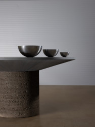 Stůl Kolem hlíny od dua JanskyDundera