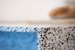 Interiérová designérka Diana Perknovská navrhla byt pro svou sestru, ve kterém se snoubí světlé barvy s přírodními materiály