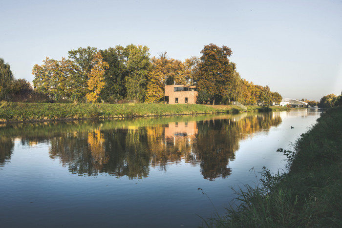 Rodinný dům na ostrově v Praze od edit! architects