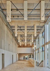 Uhlíkově neutrální kulturní centrum Sara od White Architekter