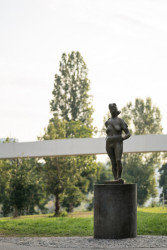 Socha Jana Hendrycha u Štvanické lávky