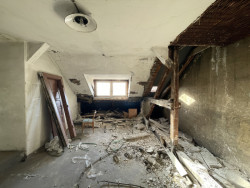 Stav podkroví před rekonstrukcí (Rekonstrukce podkroví, totalbrutal a svobodová blaha)