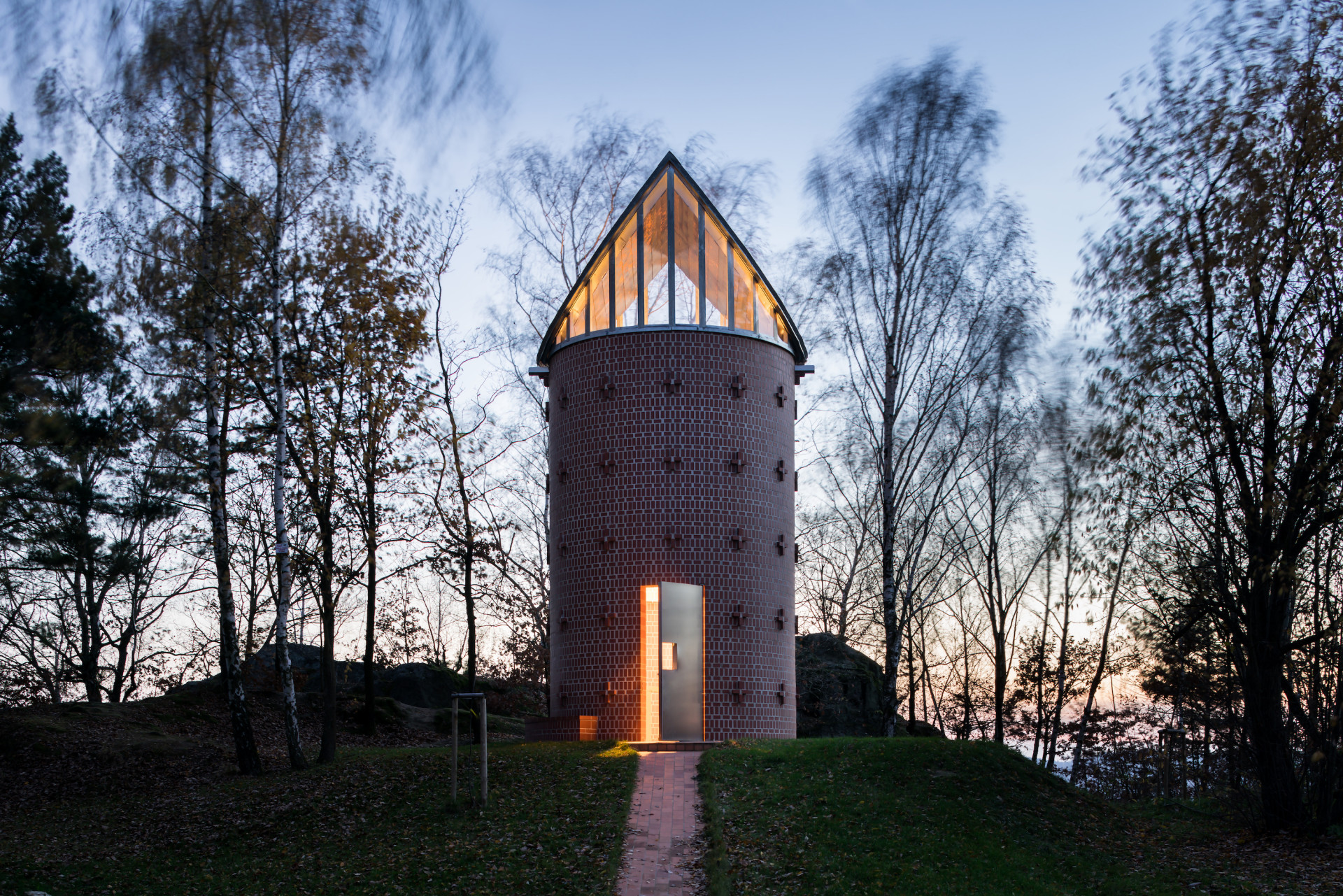 Karel Filsak ml., Zdeněk Rothbauer - Kaple sv. Antonína Paduánského: Architektura stavby odkazuje k hodnotám františkánského řádu