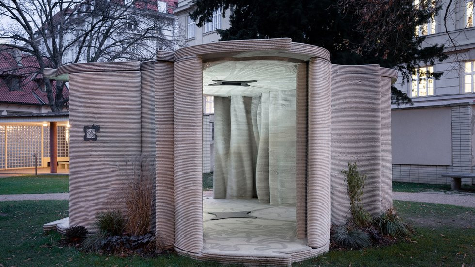 Objekt pavilonu s názvem Mezi Konflikty z technologie 3D tisku betonu v zahradě Uměleckoprůmyslového muzea v Praze. ICE Architects, 2022
