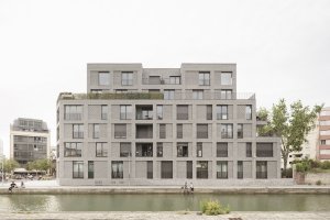 Studio AVENIER CORNEJO architectes navrhlo na břehu kanálu na předměstí Paříže obytný soubor třech domů s různým odstínem lícových cihel